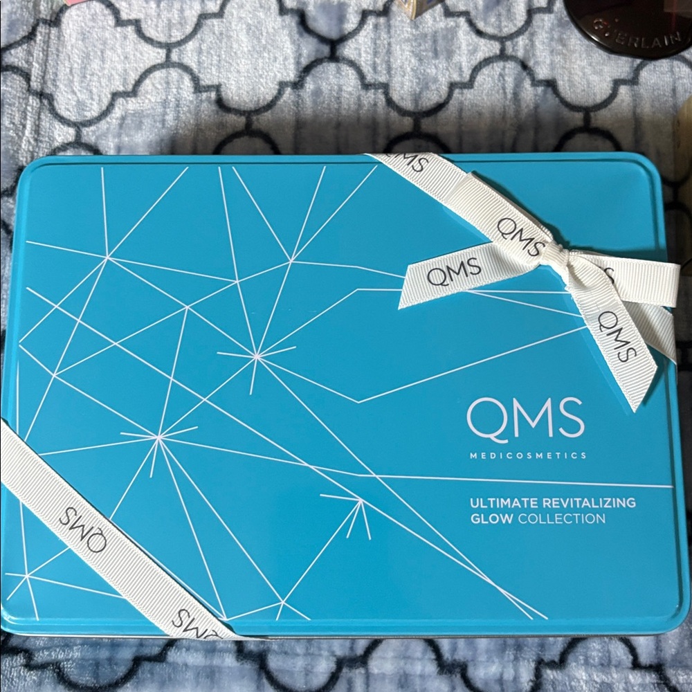 QMS Ultimate Revitalizing Glow Collection - Picture 2 of 5